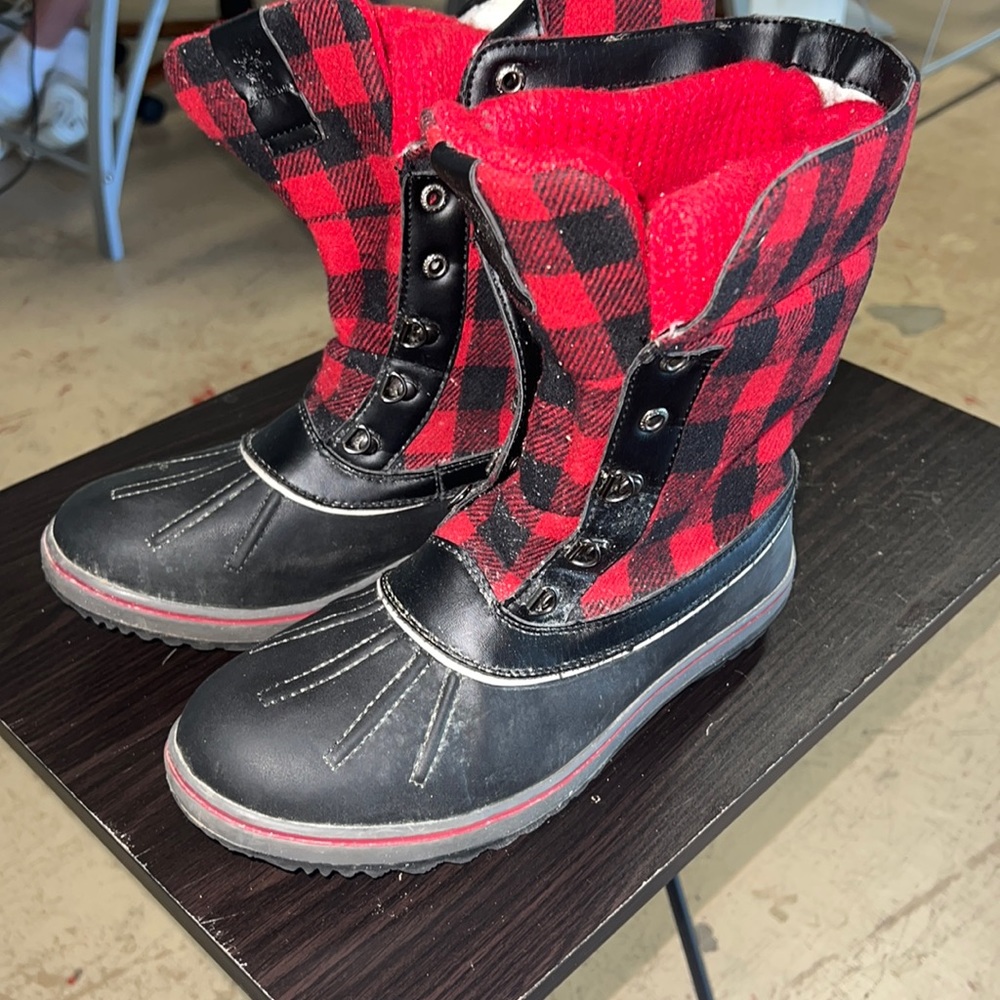 Plaid red/black boots